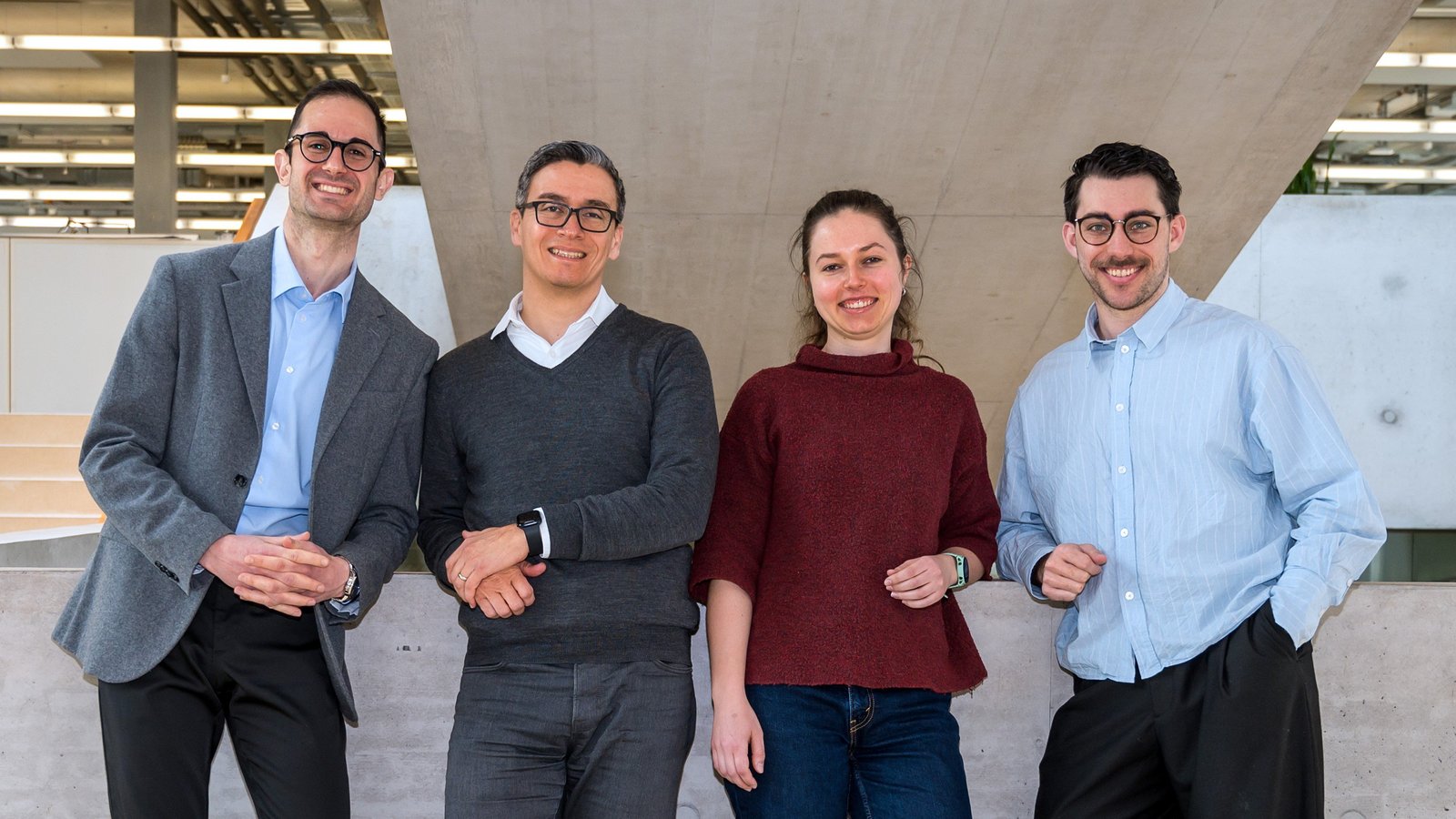 Forschungsgruppe für muskuloskelettale Epidemiologie. Von links nach rechts: Javier Muñoz Laguna, Cesar Hincapié, Nathalie Schweyckart, Nicola Schmid. Nicht auf dem Bild: Clara Gieseke Lopes, Nathan Schmid, Michelle Suppiger